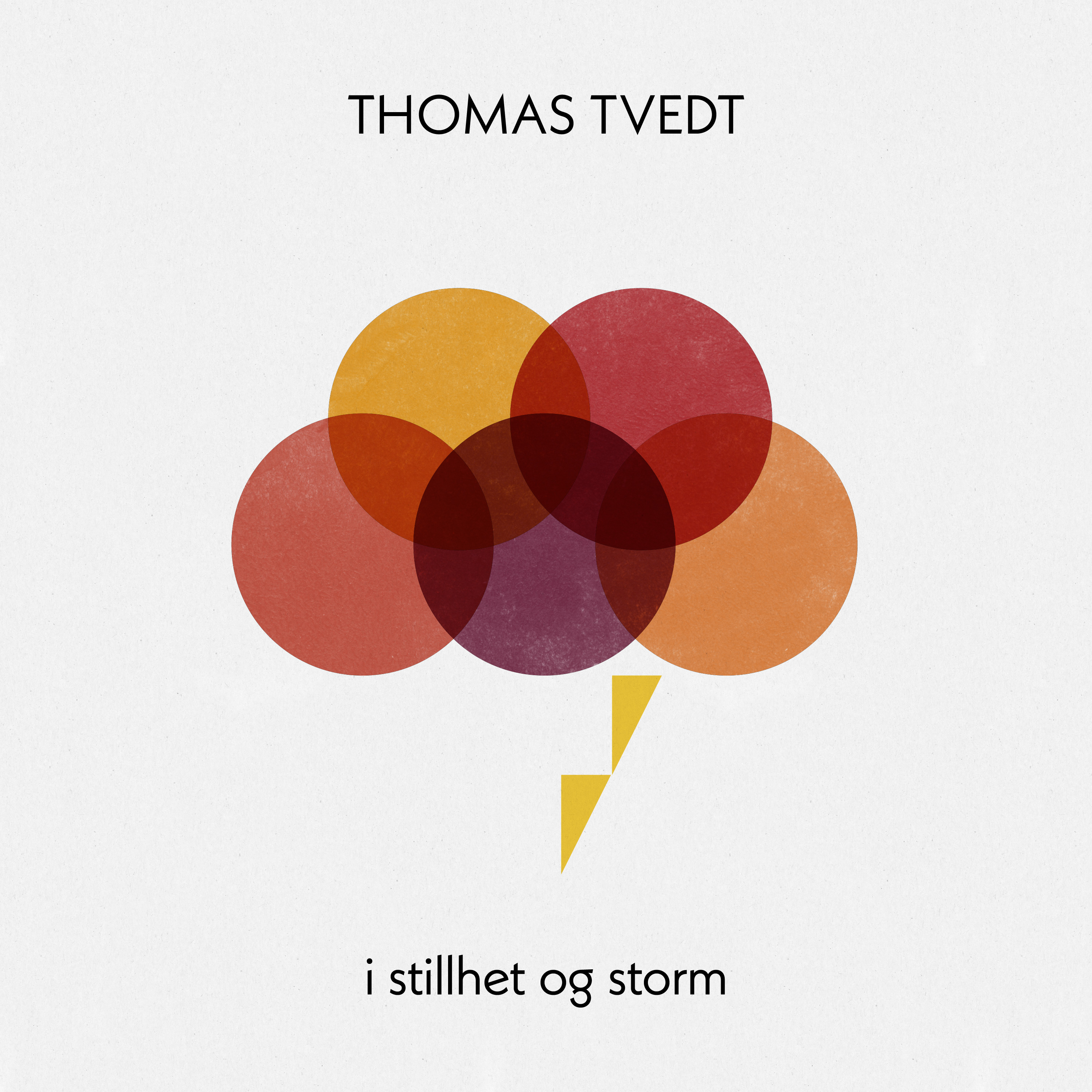Cover for «I stillhet og storm»: fem overlappende, gjennomskinnelige sirkler i oker, rødt, oransje og lilla danner en sky, med et gult lyn under, mot lys bakgrunn.