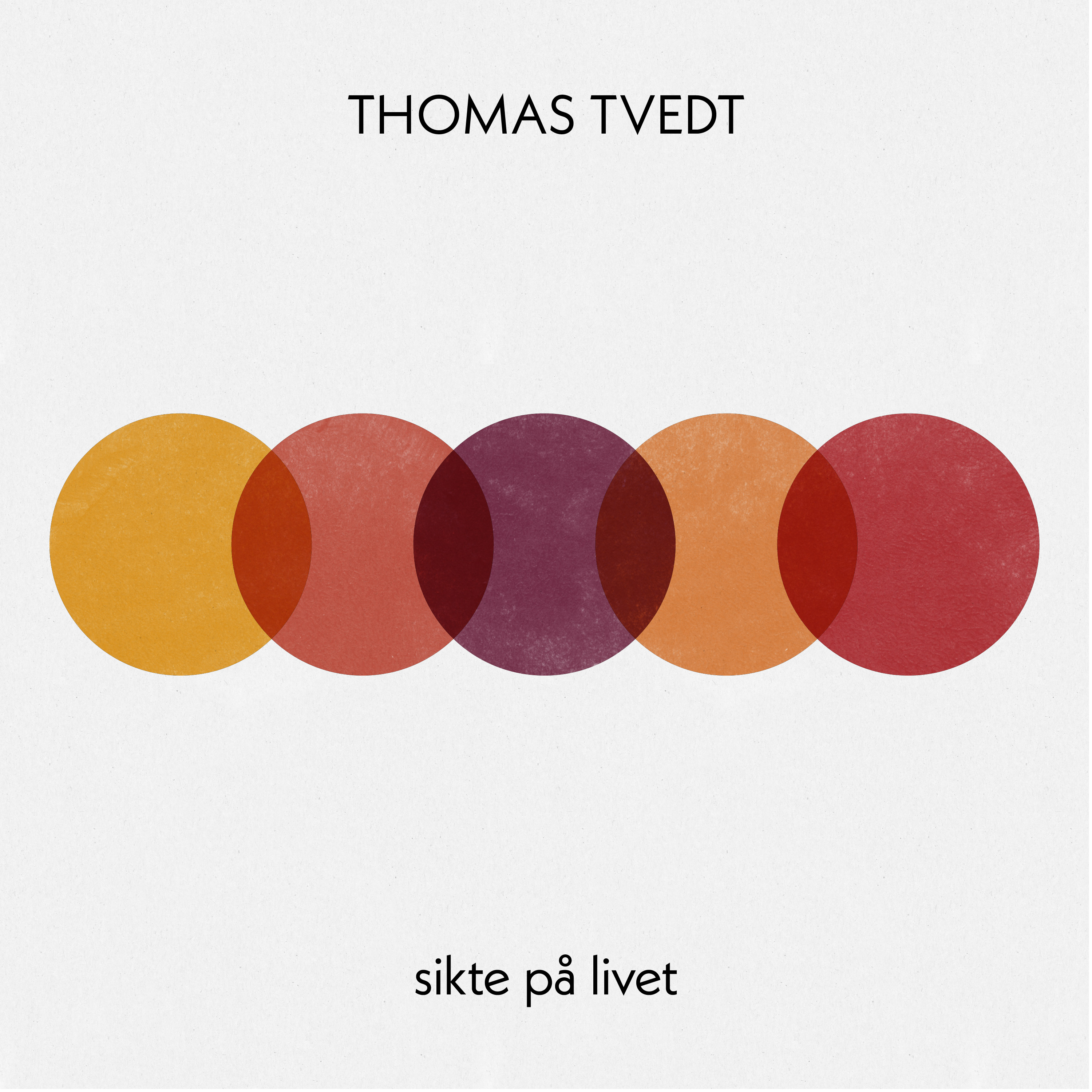 Cover for «Sikte på livet»: fem overlappende sirkler i oker, oransje, rødt og lilla på en rad, mot lys bakgrunn.